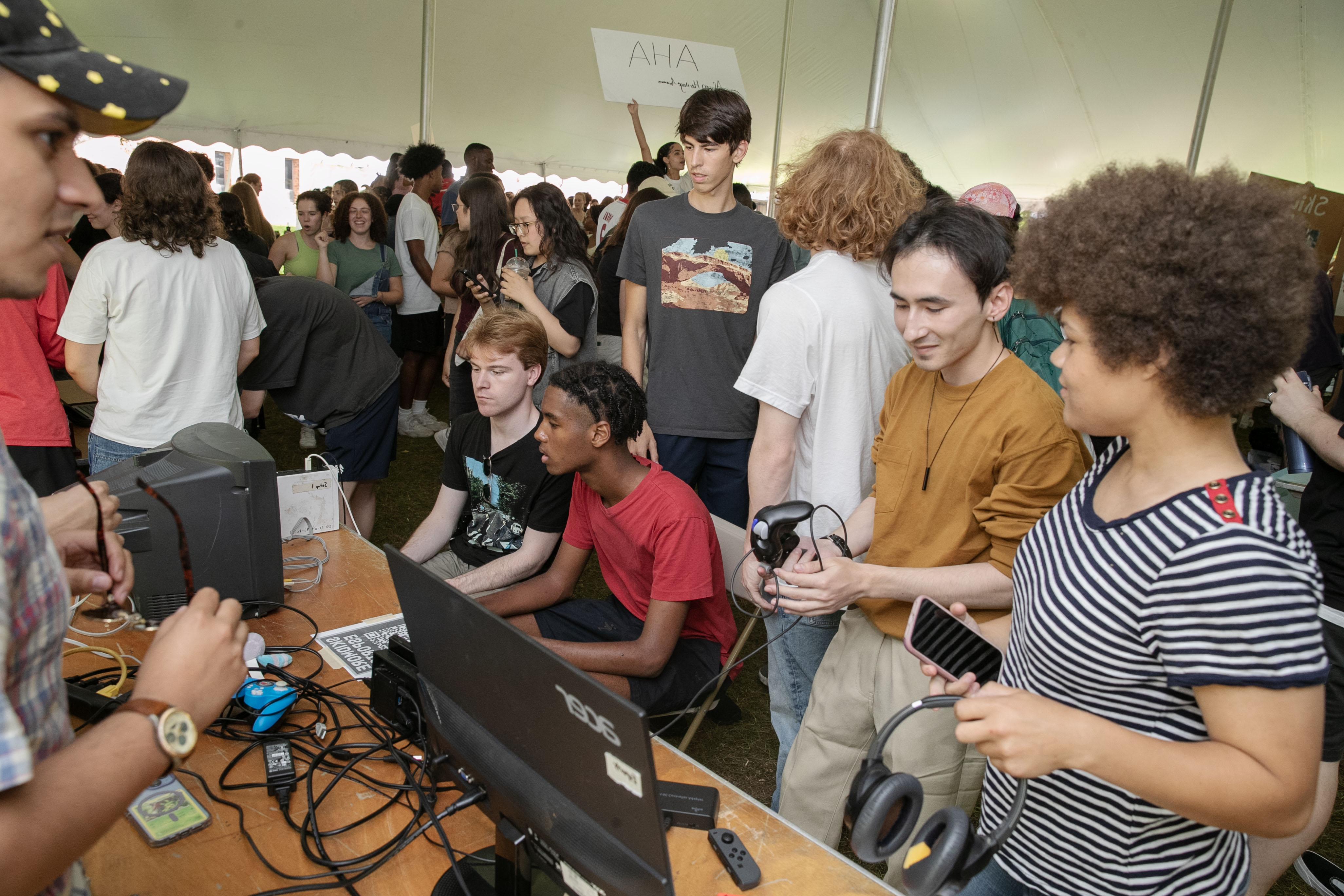 The+Skidmore+Esports+club+and+dozens+of+other+clubs+participate+in+Club+Fair%2C+a+festival-like+showcase+that+takes+place+twice+a+year.++